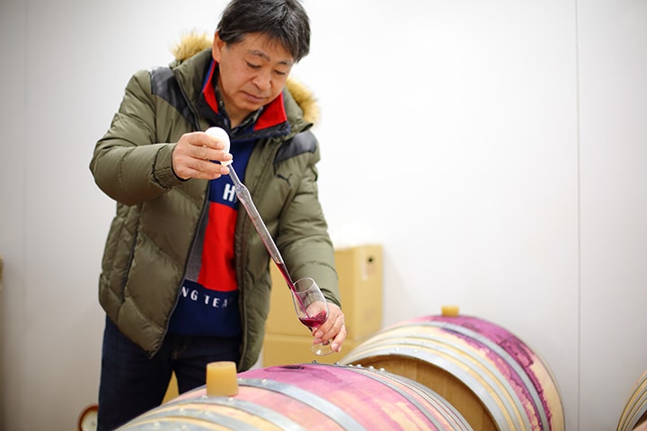 安部正彦氏  電機メーカー勤務を経て山梨大学でワイン科学を修了した後、2014年に園を引き継いだ比較的新しい生産者。